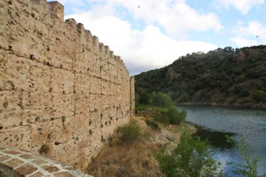 Buitrago de Lozoya Kalesi ve Lozoya Nehri, Madrid, İspanya.
