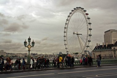 Londra, Birleşik Krallık; 10: 20 2013. Kule köprüsü ve Londra gözü bulutlu bir günde.