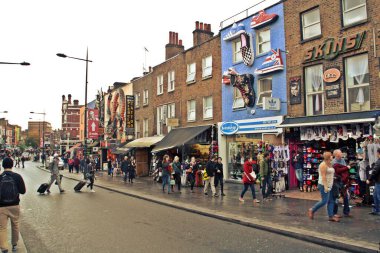 Londra / Birleşik Krallık; 10 / 21 / 2013. Camden Town 'da. Camden 'da alışveriş yapıyor. Ana Cadde.