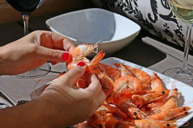 Kız El karides soyuyordu. Evde dinlenme zamanı. Karides yiyorum.. 