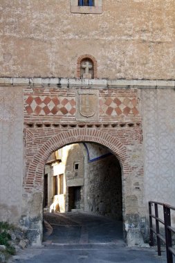 Köyün kapısı. Segovia 'daki (İspanya) Pedraza antik kalesinin tek kapısı.).