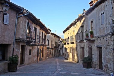 Küçük bir ortaçağ köyünün tipik caddesi, Segovia 'da Pedraza (İspanya).