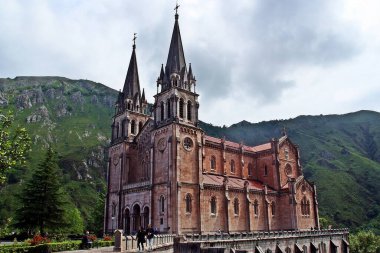 Santa Maria la Real Bazilikası (İngilizce: Saint Mary the Royal) de Covadonga, Asturias, İspanya.