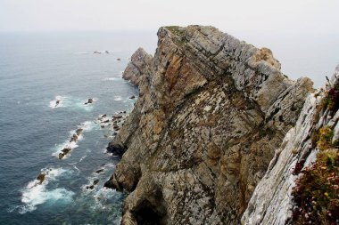 Asturias kıyıları (İspanya). Penas Burnu 'ndaki Kayalıklar.