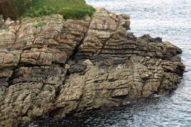 İspanya 'nın kuzeyindeki Eo nehrinin taşlı kıyısında..