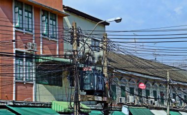 Bangkok, Tayland sokaklarında elektrik direği ve kablo karışıklığı.