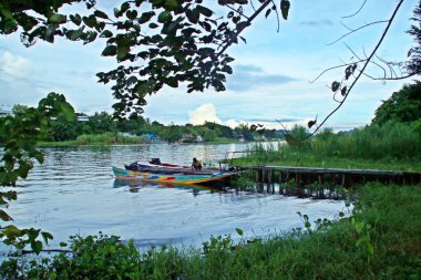 Tay teknesi Kwai nehrinde, Kanchanaburi (Tayland).