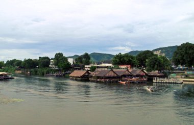 Kanchanaburi, Tayland 'da Kwai Yai nehrinin kıyısında küçük bir kasaba..