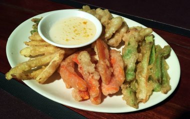 Tayland, Kanchanaburi 'de kızarmış sebze. Tayland yemeği..