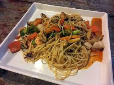 Tayland, Kanchanaburi 'de baharatlı deniz mahsullü spagetti..