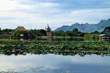 Budist tapınağı ve Kanchanaburi, Tayland 'daki Kwai Yai nehri..