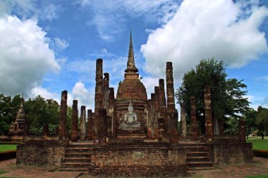 Tayland 'da Buda Wat Sa Si Sukhothai. Ramkhamhaeng Anıtı 'na yakın küçük bir tapınak. Sukhothai Tarihi Parkı.