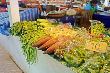 Sukhothai geleneksel pazarı Tayland 'daki Sukhothai Tarih Parkının yanında. Sebzeler.