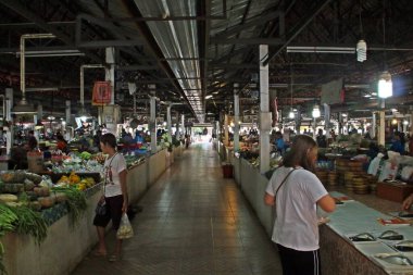 Sukhothai, Tayland; 08 25 2017. Sukhothai geleneksel pazarı Sukhothai Tarih Parkının yanında. Taze ürünler, tezgahlar, satıcılar ve müşteriler.