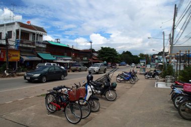 Sukhothai, Tayland; 08 25 2017. Arabaları ve motosikletleri olan Sukhothai Caddesi..