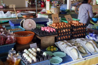 Sukhothai geleneksel pazarı Tayland 'daki Sukhothai Tarih Parkının yanında. Geleneksel pembe yumurtalar.