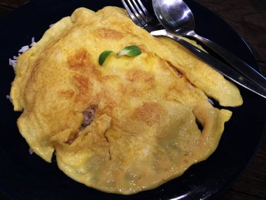 Chiang Mai, Tayland 'da bir restoranda pilav üzerine Fransız omleti..