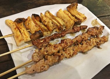 Chiang Mai, Tayland 'da bir sokak tezgahında ızgara tavuk ve mantar şiş..