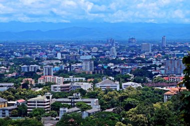 Tayland 'daki Doi Suthep dağından Chiang Mai' nin görüldüğü şehir manzarası. Gün batımında bulutlu yağmur şehre yaklaşıyor..