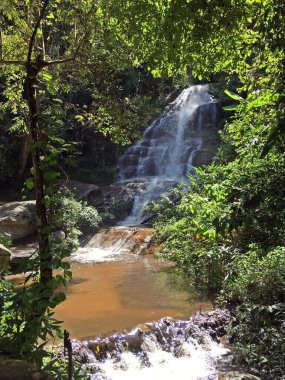 Güzel ve harika şelaleler. Monthathan Chiang Mai, Tayland 'a düştü. Doi Suthep Ulusal Parkı.