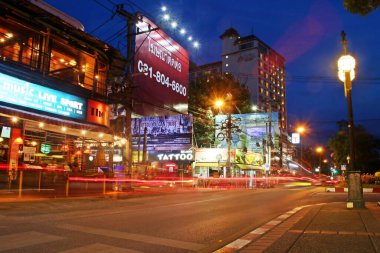 Chiang Mai / Tayland; 08 / 28 / 2017. Chiang Mai sokaklarında bir gece. Şehirdeki restoranlardan, dükkanlardan ve trafikten geceleri ışıklar geliyor..