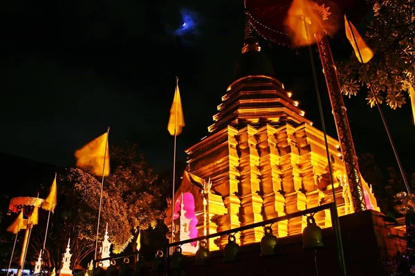 Wat Phan On. Budist tapınağı ve Buda gece Chiang Mai, Tayland 'da aydınlandı..