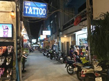 Koh Tao, Tayland. 09 01 2017. Gecenin erken saatlerinde Koh Tao adasında dar bir sokakta. Dükkanların yanına park etmiş motosikletler..
