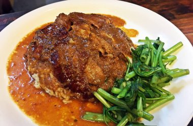 Kızarmış ördek ve haşlanmış pirinç. Tayland yemeği. Koh Tao adası. Tayland.