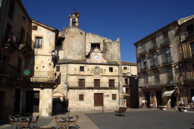 Sepulveda, İspanya; 09 06 2015. Sepulveda, Segovia 'da (İspanya) ana meydan (Plaza Mayor). Eski şatonun ön cephesinde çan kulesi ve ana meydanda saat var..
