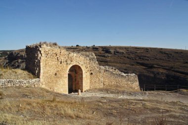 Gücün kapısı (İspanyolca: Puerta de la Fuerza) ve Sepulveda, Segovia 'daki Roma yolu. Kalenin harabelerinin bir kısmı.