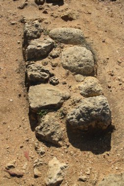 Lagos, Algarve, Portekiz sahillerindeki kumtaşı kayalarından yapılmış eski bir harabe. Muhtemelen 