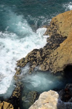 Kayalık kıyılara okyanus suyu sıçrıyor. Cape Sao Vicente, Portekiz.