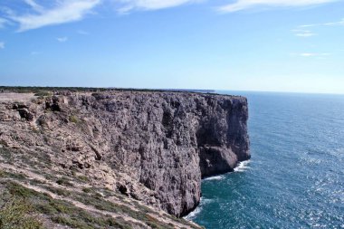 Sao Vicente, Sagres, Algarve, Portekiz 'deki uçurumun tepesindeki turistler.