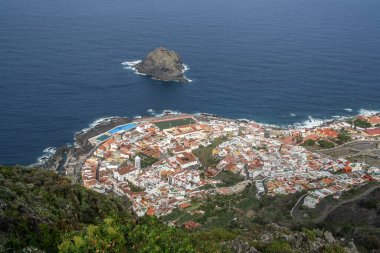 İspanya 'nın Kanarya Adaları' ndaki Tenerife adasının kuzeybatısındaki Garachico 'nun panoramik manzarası. Deniz kenarındaki turist kasabası ve volkanik adanın tipik kıyı manzarası..