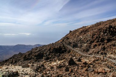 Teide volkanı. Teide yanardağının tepesine tırmanmak için yürüyüş rotası. Rocky ve dik yol adanın muhteşem manzarasını sunuyor. Tenerife, İspanya.