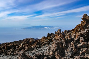 Teide Volkanı. Tırmanmak için yürüyüş yolu ve Teide volkanının tepesine, Teide kraterine ulaşmak. Arka planda 