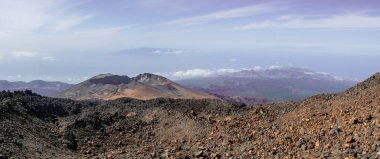 Tenerife adasında ve La Gomera, El Hierro ve La Palma adalarında (Kanarya Adaları) eski tepe ile panoramik manzara. Teide volkanının tepesinden adaları gözlemlemek mümkündür. İspanya.