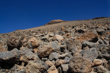 İspanya 'nın Kanarya Adaları, Tenerife adasındaki Teide volkanı yamacındaki volkanik kayalar. Volkanik bir konide tipik jeolojik manzara.