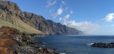 Tenerife adasının güneyindeki Cape Teno 'dan devlerin panoramik manzarası (Çevirisi: Los Cliffs of the Giants). Büyük yükseklik ve güzelliğin kayalık uçurumu, Kanarya Adaları, İspanya.