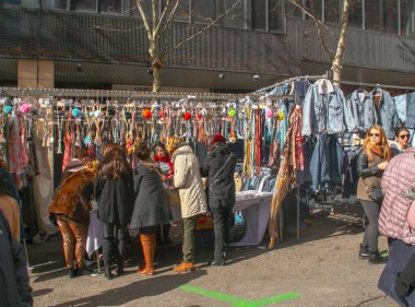 Madrid, İspanya; 02 07 2016. El Rastro, Madrid bit pazarı, pazar sabahları. Sokak satıcıları ve insanlar La Ribera de Curtidores caddesinde, Madrid 'de pazar günleri kalabalık bir yer..