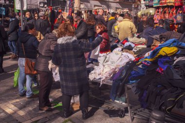 Madrid, İspanya; 02 07 2016. El Rastro, Madrid bit pazarı, pazar sabahları. Sokak satıcıları ve insanlar La Ribera de Curtidores caddesinde, Madrid 'de pazar günleri kalabalık bir yer..