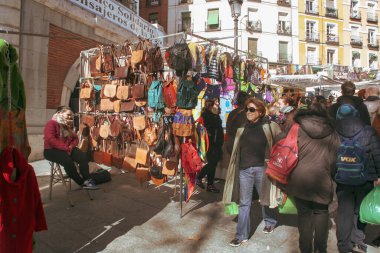 Madrid, İspanya; 02 07 2016. El Rastro, Madrid bit pazarı, pazar sabahları. Sokak satıcıları ve insanlar La Ribera de Curtidores caddesinde, Madrid 'de pazar günleri kalabalık bir yer..