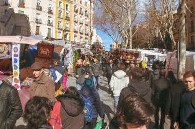 Madrid, İspanya; 02 07 2016. El Rastro, Madrid bit pazarı, pazar sabahları. Sokak satıcıları ve insanlar La Ribera de Curtidores caddesinde, Madrid 'de pazar günleri kalabalık bir yer..