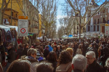 Madrid, İspanya; 02 07 2016. El Rastro, Madrid bit pazarı, pazar sabahları. Sokak satıcıları ve insanlar La Ribera de Curtidores caddesinde, Madrid 'de pazar günleri kalabalık bir yer..