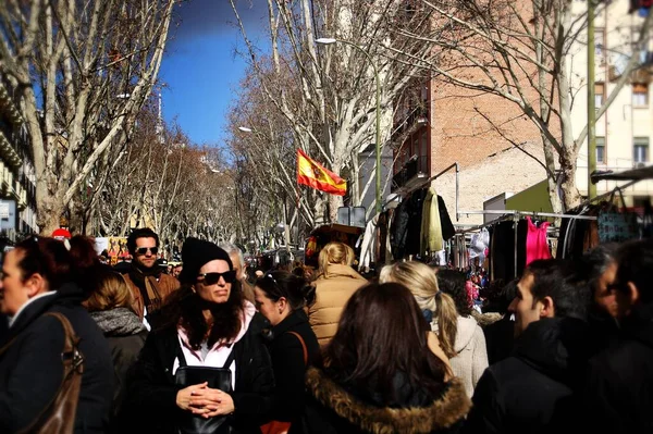 Madrid Spanien 2016 Rastro Madrider Flohmarkt Sonntagmorgen Straßenhändler Und Menschen — Stockfoto