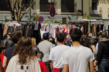 Madrid, İspanya; 04 04 2021. El Rastro, Madrid bit pazarı, Pazar sabahları. Sokak satıcıları ve El Cascorro Meydanı 'ndaki insanlar, her pazar Madrid' de kalabalık bir yer..