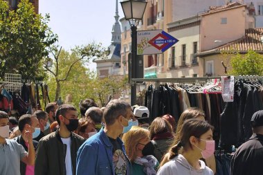 Madrid, İspanya; 04 04 2021. El Rastro, Madrid bit pazarı, Pazar sabahları. Sokak satıcıları ve El Cascorro Meydanı 'ndaki insanlar, her pazar Madrid' de kalabalık bir yer..