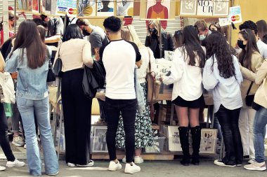 Madrid, İspanya; 04 04 2021. El Rastro, Madrid bit pazarı, pazar sabahları. Sokak satıcıları ve insanlar La Ribera de Curtidores caddesinde, Madrid 'de pazar günleri kalabalık bir yer..