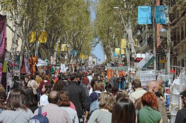 Madrid, İspanya; 04 04 2021. El Rastro, Madrid bit pazarı, pazar sabahları. Sokak satıcıları ve insanlar La Ribera de Curtidores caddesinde, Madrid 'de pazar günleri kalabalık bir yer..