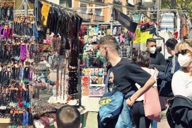 Madrid, İspanya; 04 04 2021. El Rastro, Madrid bit pazarı, pazar sabahları. Sokak satıcıları ve insanlar La Ribera de Curtidores caddesinde, Madrid 'de pazar günleri kalabalık bir yer..